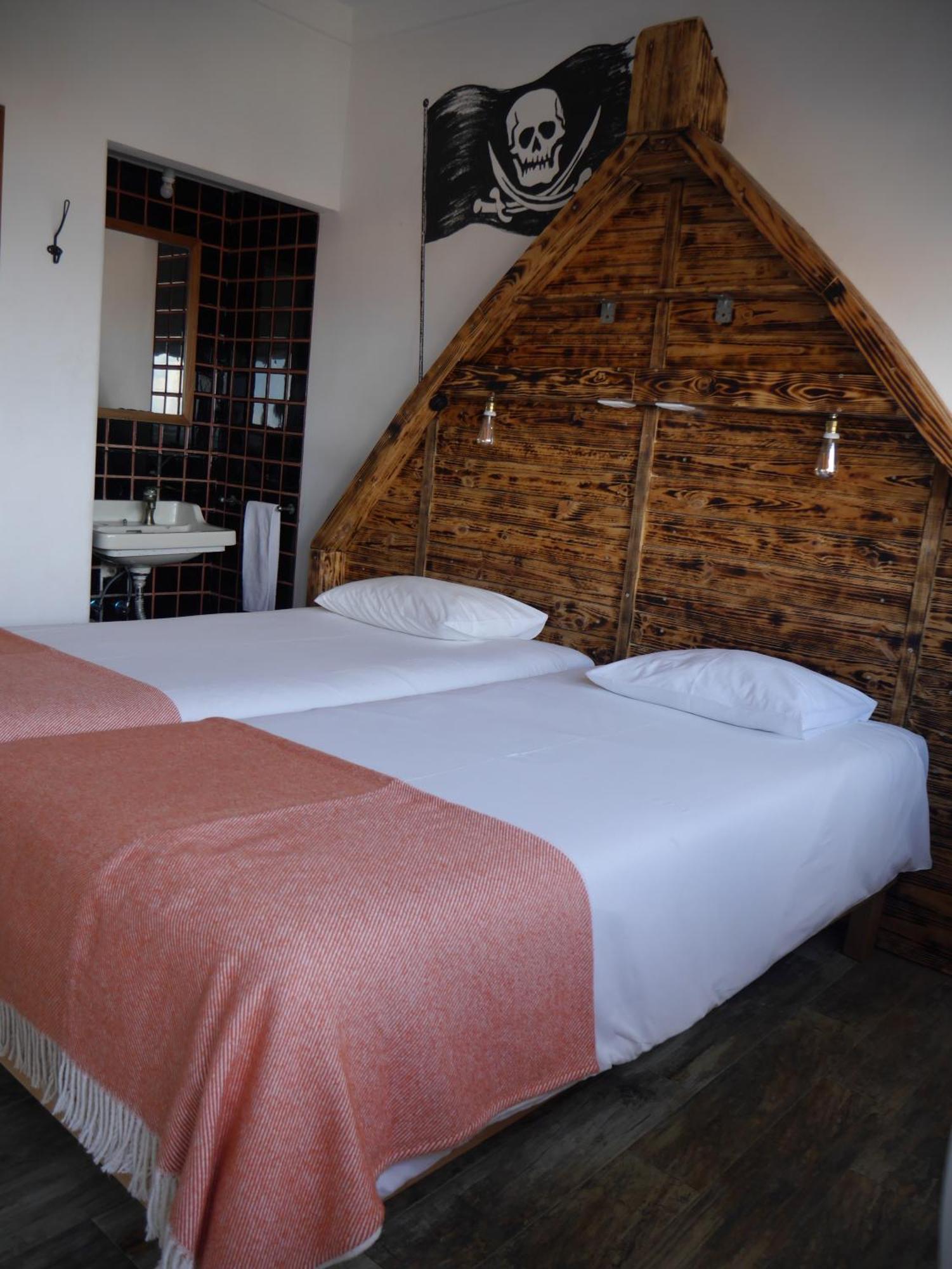 Hostel & Surfcamp 55 Ericeira Bagian luar foto